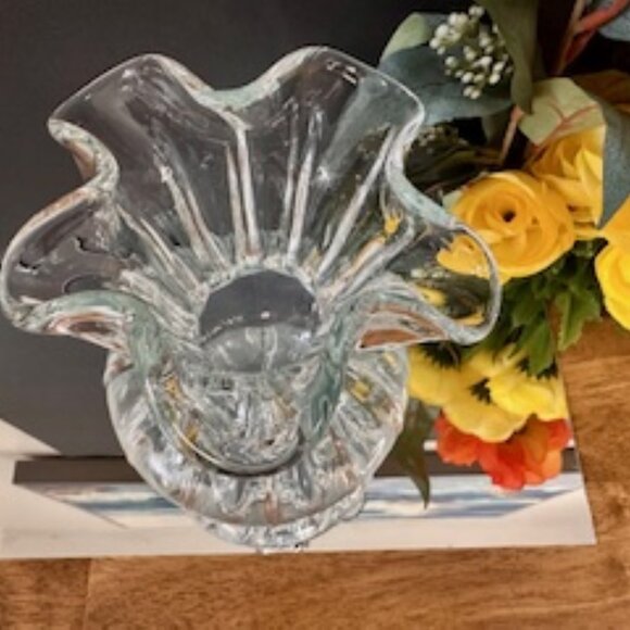 Vintage Clear Glass Ruffled Vase Ribbed Base Elegant Mid Century Glassware Decor - Picture 4 of 4